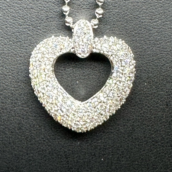 BEAUTIFUL DAZZLING HEART NECKLACE - Picture 3 of 4